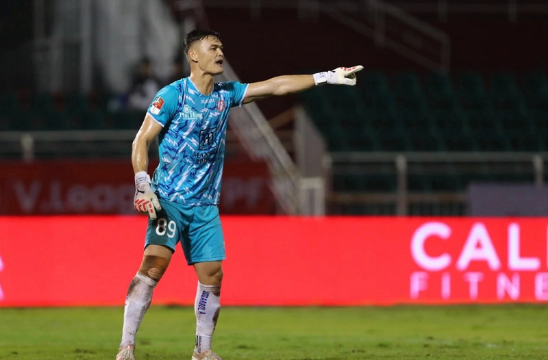 clb-tp-hcm-bat-luc-dung-cau-thu-dang-chan-thuong-thi-dau-v-league