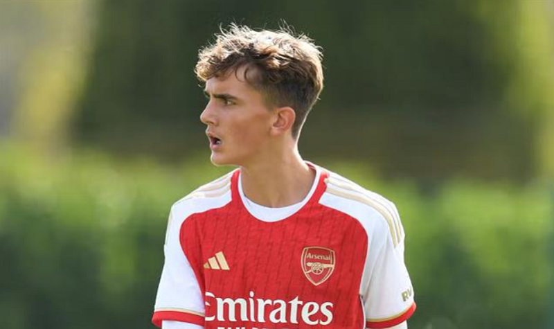 max-dowman-vien-ngoc-moi-cua-arsenal-khien-ca-doi-ngu-huan-luyen-gat-gu